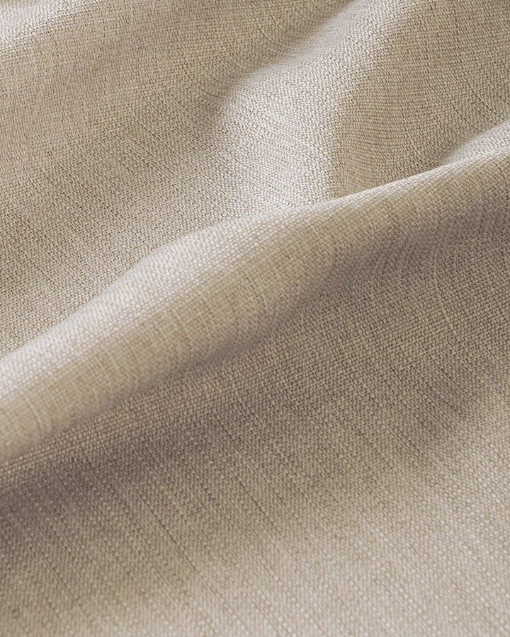Beige wavegardiner i en lys bolig